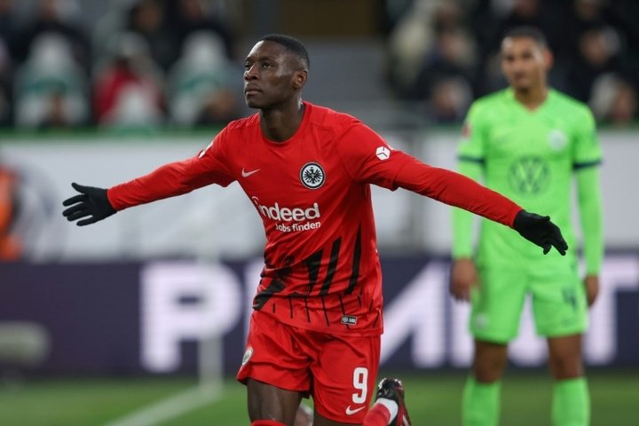Kolo Muani le pide al Eintracht que acepte la oferta del PSG