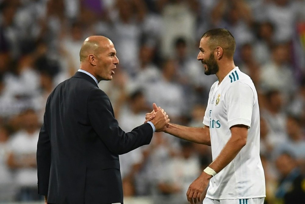 Zidane félicite Benzema au moment de son remplacement face au Barça. AFP