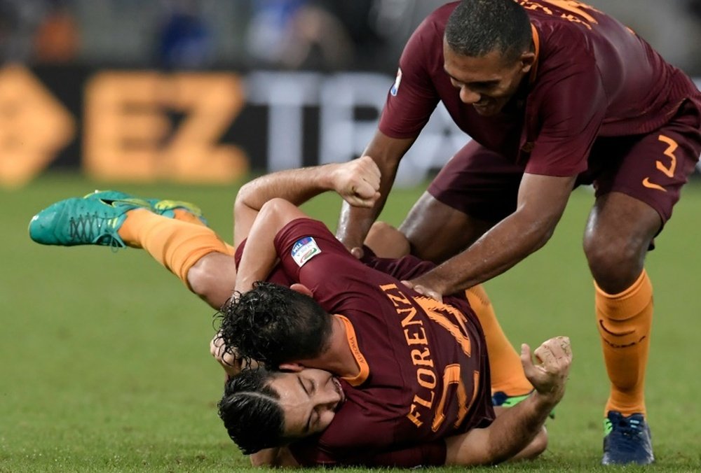 La Fiorentina sigue muy atenta al zaguero de la Roma. AFP