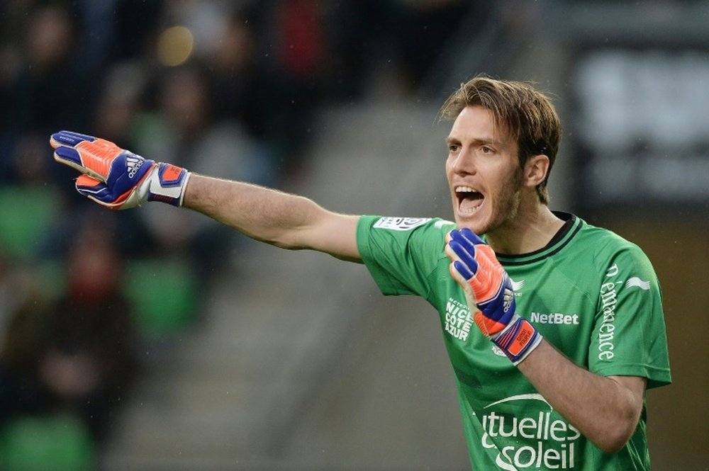 Nices goalkeeper Simon Pouplin, pictured on April 25, 2015, suffered a left thigh problem in their seaon-opener