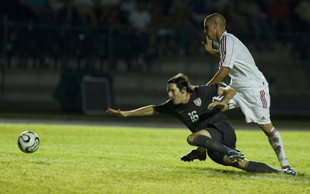 USs Sacha Kljestan (L) vies for the ball with Cubas Silvio Pedro during their FIFA World Cup South Africa-2010 qualifier football match on September 6, 2008, at the Pedro Marrero stadium in Havana