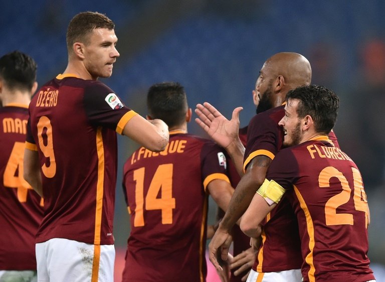 Romas Maicon (2nd R) celebrates with teammates Edin Dzeko (L) and Alessandro Florenzi after scoring during the Serie A match against Udinese on October 28, 2015 in Rome