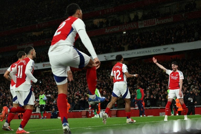 Corner kings Arsenal beat Man United to close gap on Liverpool