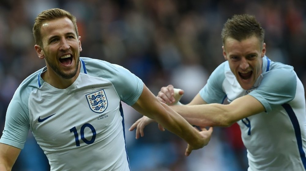 Englands Harry Kane (left) celebrates after scoring against Turkey. BeSoccer