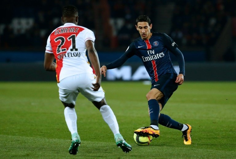 Paris Saint-Germains Argentinian forward Angel Di Maria (R) challenges AS Monacos Nigerian defender Elderson Echiejile during a French L1 football match on March 20, 2016
