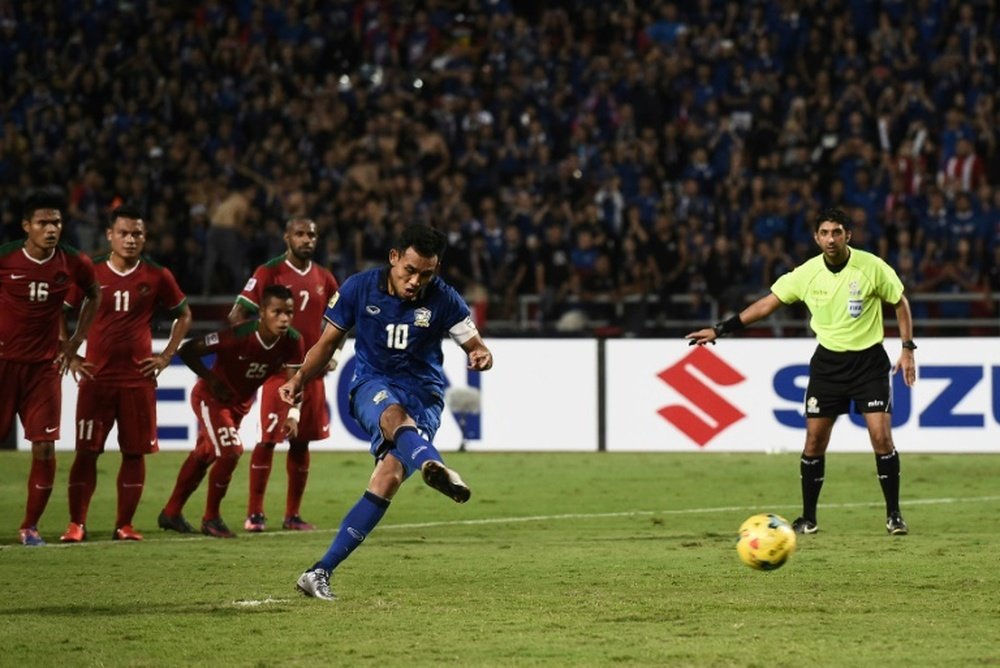 Thailands Teerasil Dangda attempts to score a penalty, but fails, during their AFF Suzuki final. AFP
