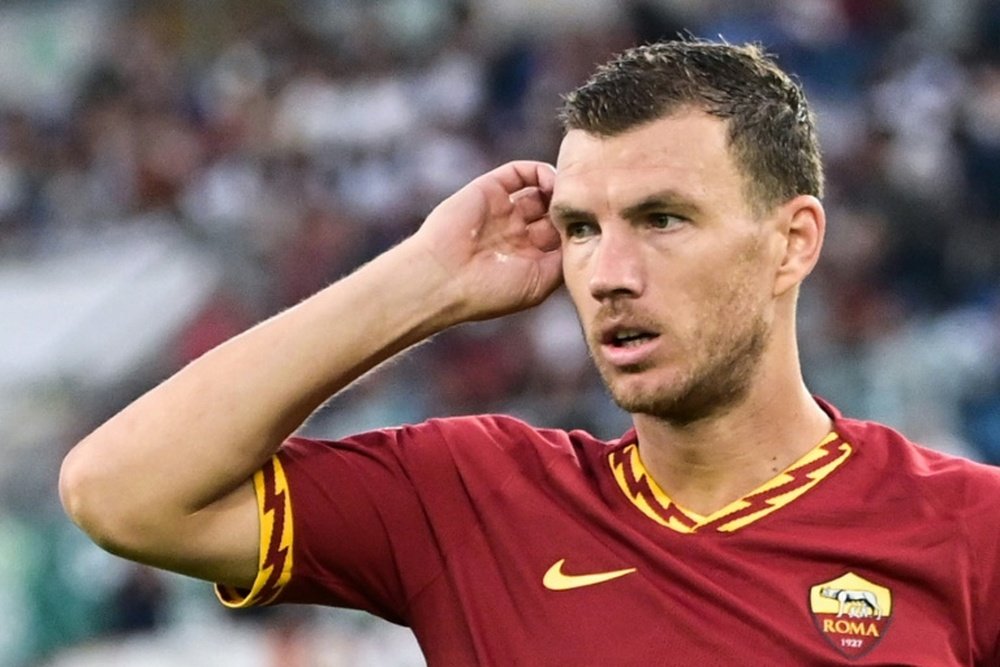 Edin Dzeko marcou 19 gols e deu oito assistências na temporada 2019-20. AFP