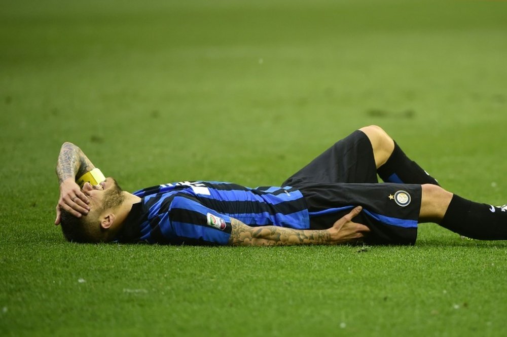 Inter Milans forward Mauro Icardi lies injured on the pitch on May 7, 2016. BeSoccer