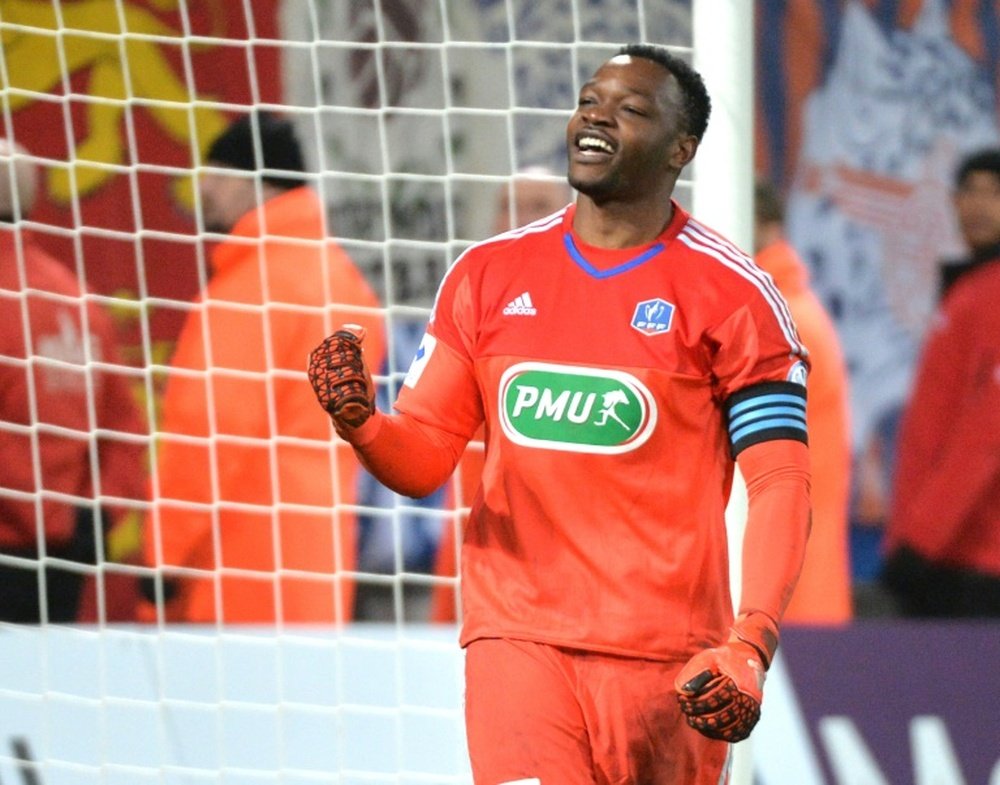 Mandanda estaría a un paso de firmar con el Olympique de Marsella. AFP