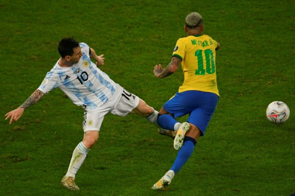 Messi y Neymar forman parte del mejor once de Sudamérica en 2021. AFP