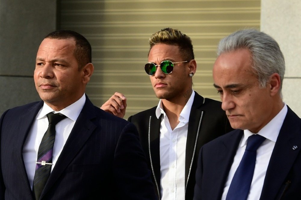 Pai de Neymar está encarregado da transferência. AFP