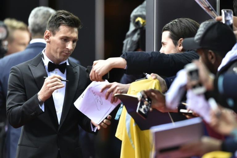 lionel messi signing autographs