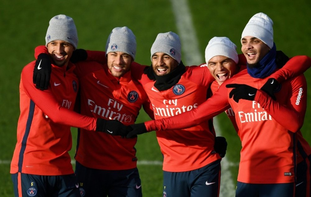 Neymar sacó la cara por su compatriota Lucas Moura. AFP