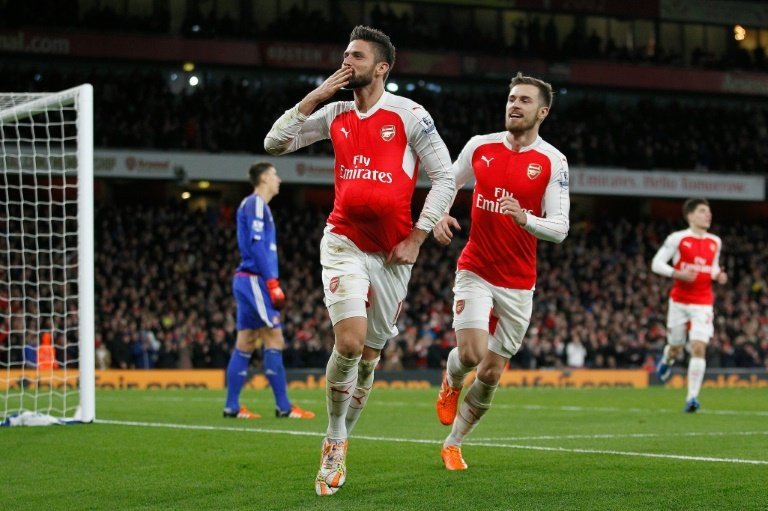 Arsenals striker Olivier Giroud (L) celebrates scoring his teams second goal during an English Premier League football match against Sunderland at the Emirates Stadium in London on December 5, 2015