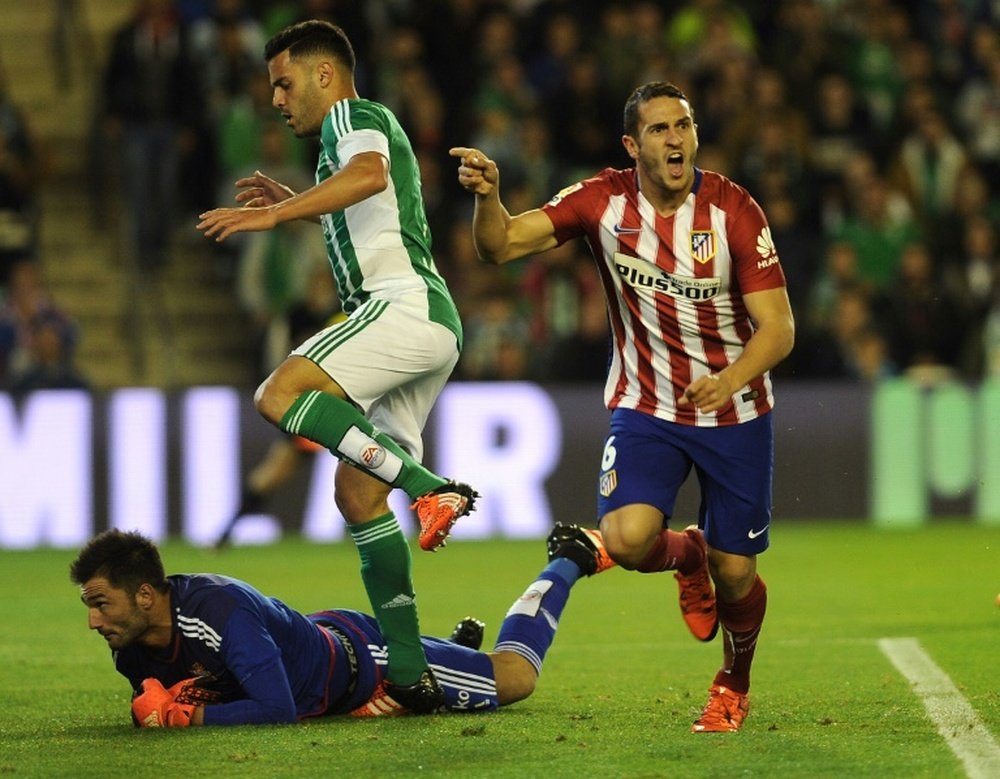 Atletico Madrids midfielder Koke (R) celebrates after scoring a goal during the match Real Betis Balompie vs Club Atletico de Madrid at the Benito Villamarin stadium in Sevilla on November 22, 2015