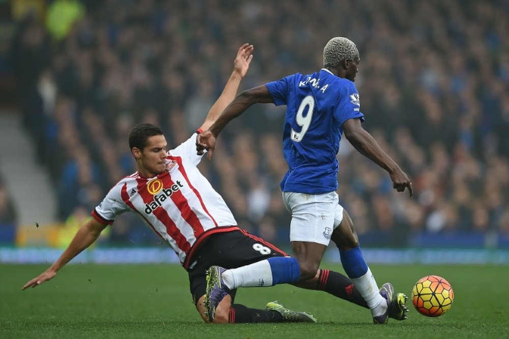 Arouna Kone (upright) outplays Sunderlands Jack Rodwell at Goodison Park on November 1, 2015