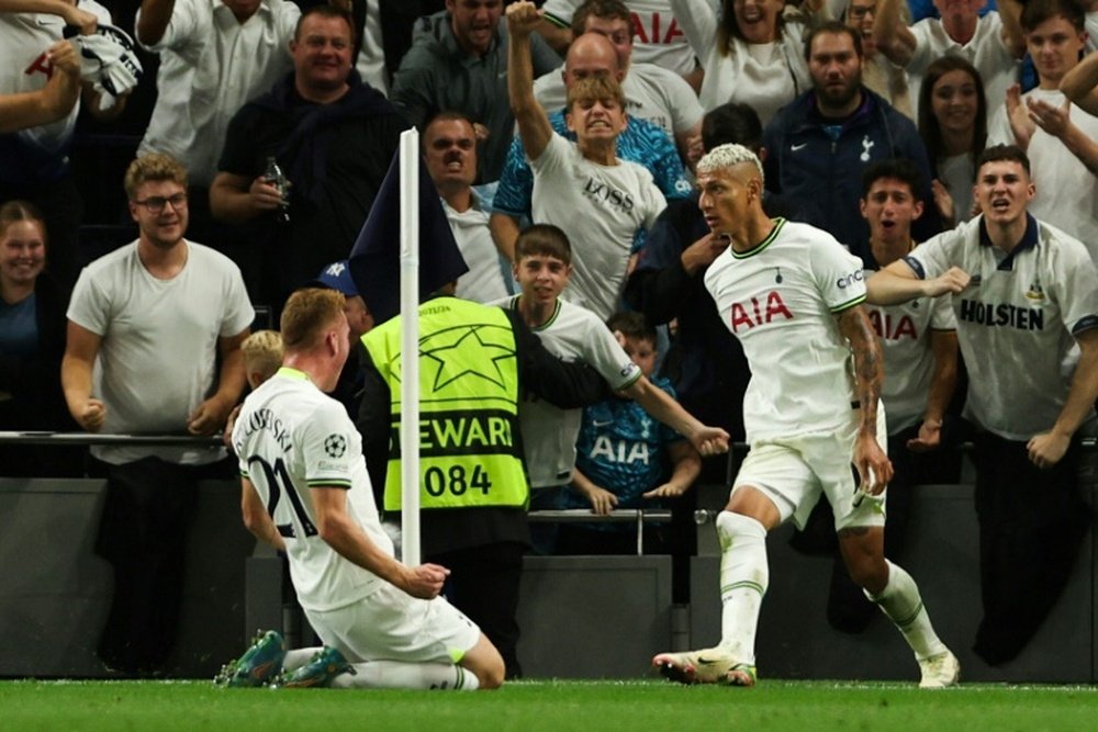 Richarlison sai lesionado, mas o Tottenham vence o Everton. AFP