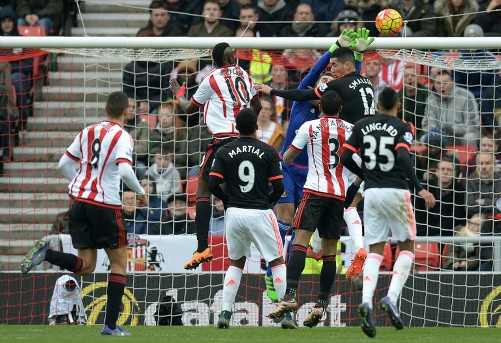 Mannone (in blue) pulls off a save against Manchester United. BeSoccer