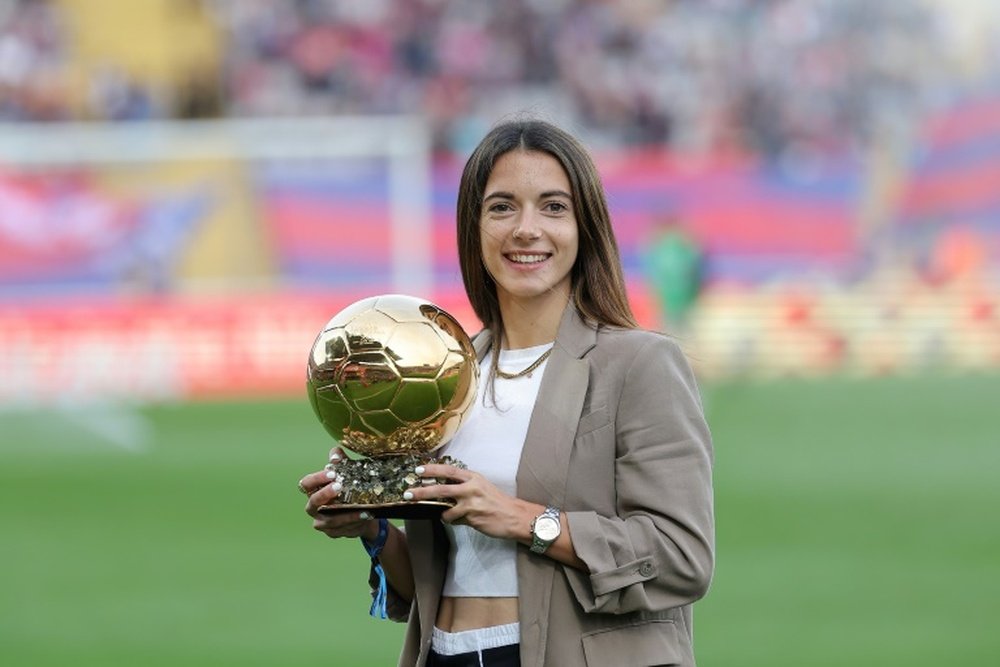 Aitana Bonmati com a Bola de Ouro. AFP