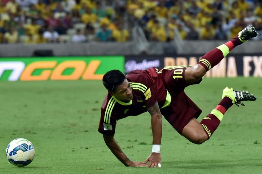 El internacional por Venezuela sufrió una grave lesión. AFP