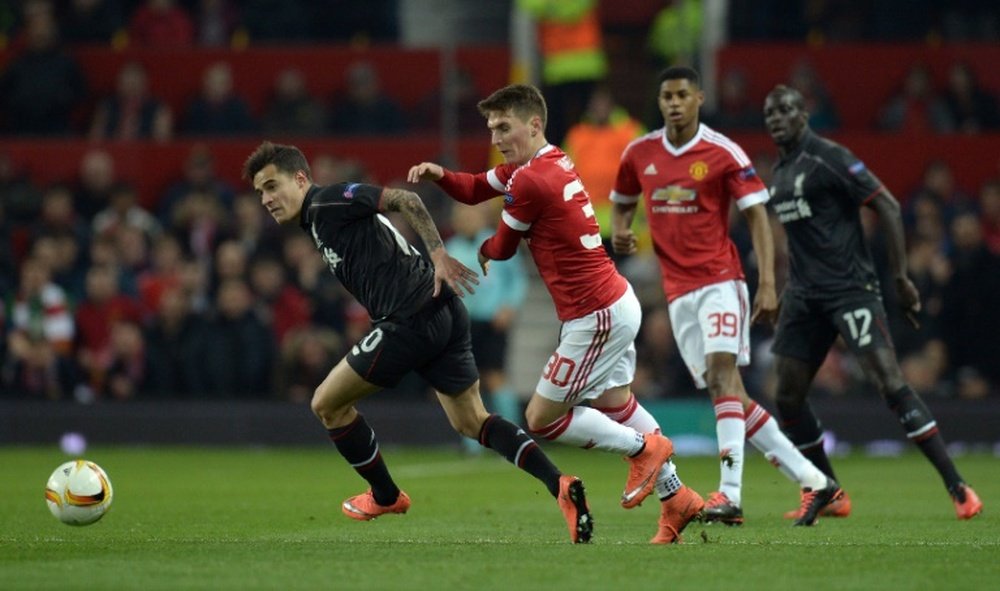 Liverpools midfielder Philippe Coutinho (L) vies with Manchester Uniteds defender Guillermo Varela during the UEFA Europa League round of 16, second leg football match in Manchester, England on March 17, 2016