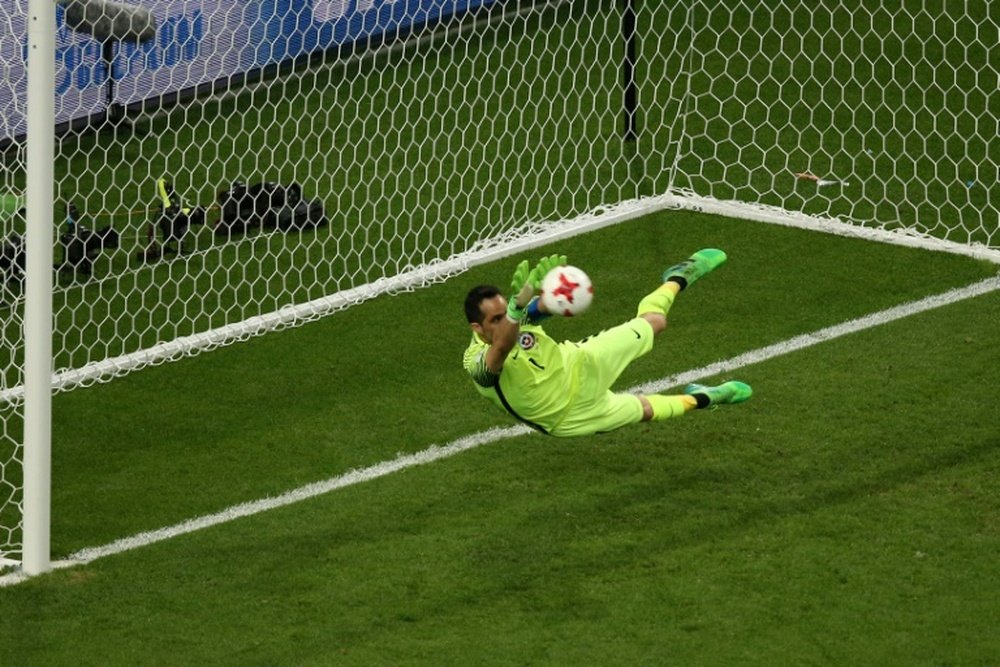 Claudio Bravo detuvo los tres penaltis que le lanzaron los lusos en la tanda. AFP