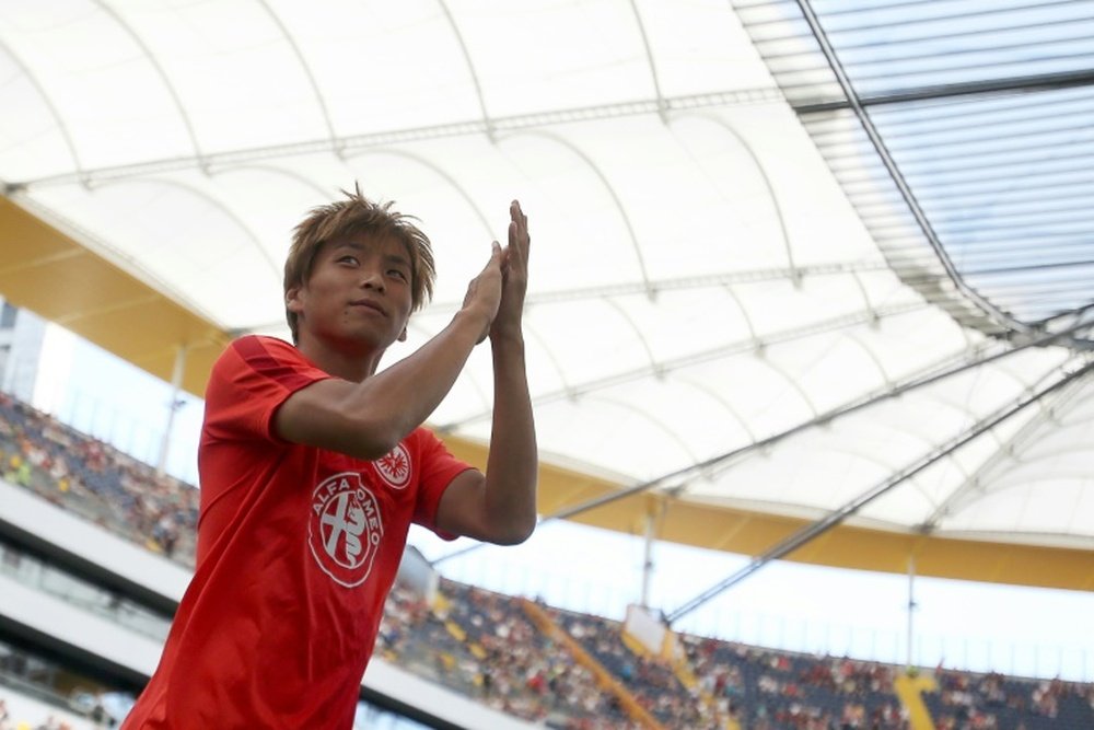 Frankfurts Japanese midfielder Takashi Inui applauds as he arrives at the stadium prior to a friendly football match in Frankfurt am Main, western Germany, on August 2, 2015