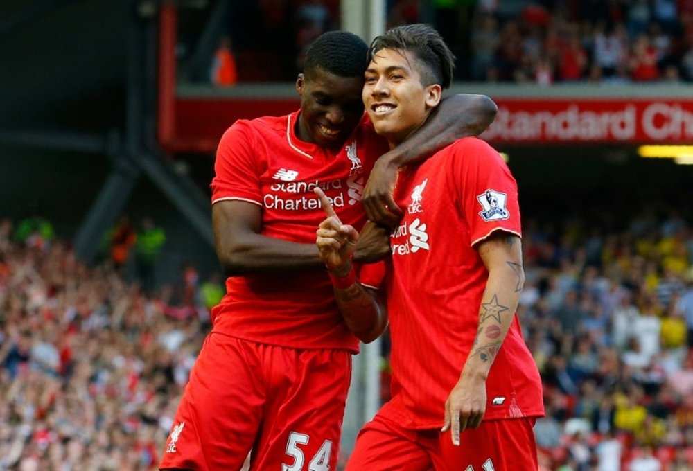 Liverpools midfielder Roberto Firmino (R) celebrates with Oluwaseyi Ojo after scoring. BeSoccer