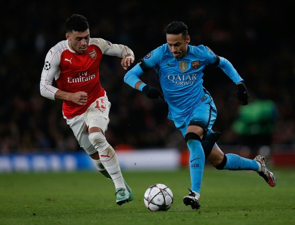 El jugador del Arsenal Alex Oxlade-Chamberlain pelea un balón con Neymar, del Barcelona. AFP