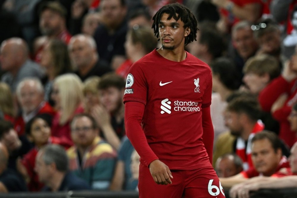 Klopp echa una mano a Alexander-Arnold tras las críticas por su nivel ofensivo. AFP