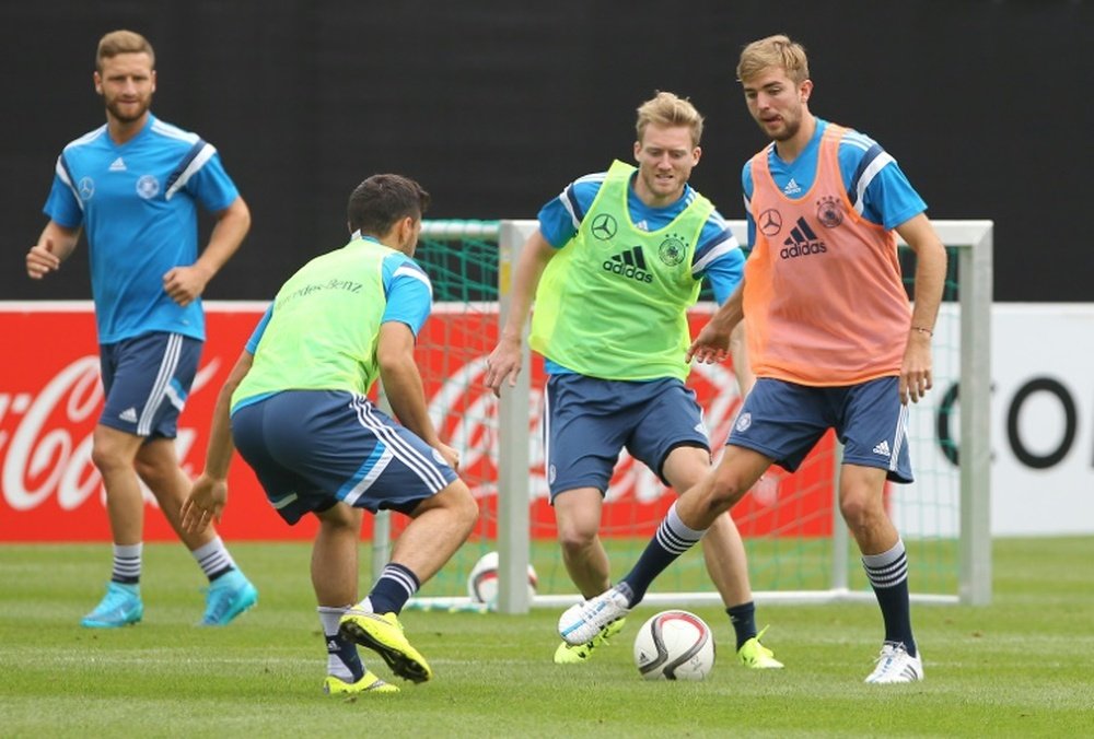 Germany midfielders Andre Schuerrle (2nd R) and Christoph Kramer (R) train with teammates in Frankfurt on September 2, 2015 prior to the Euro 2016 qualifier against Poland on September 4