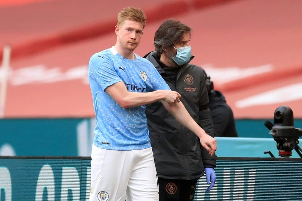 De Bruyne pierde el brazalete. AFP