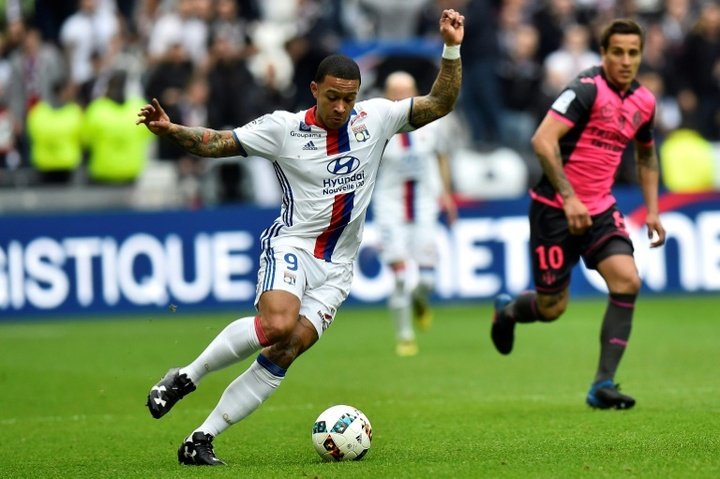 Depay scores halfway line goal as Lyon thrash Toulouse