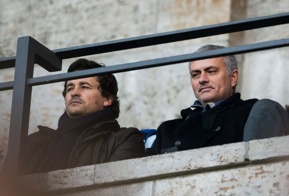 Mourinho sigue viajando por Europa viendo partidos de todos los grandes equipos. AFP