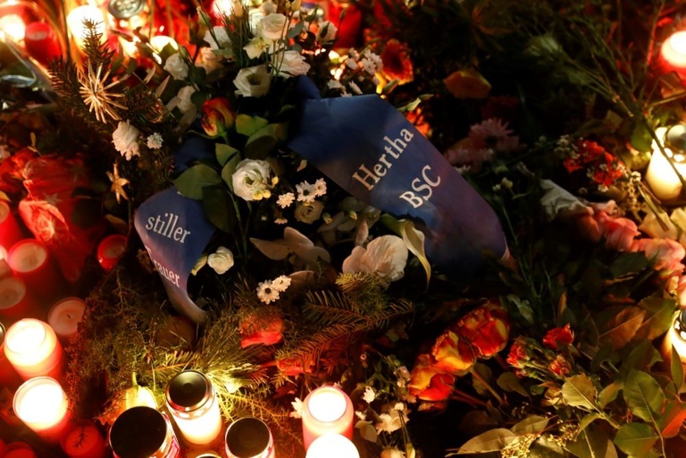 A wreath left by Hertha Berlin lies in front of the Kaiser-Wilhelm-Gedaechtniskirche. AFP