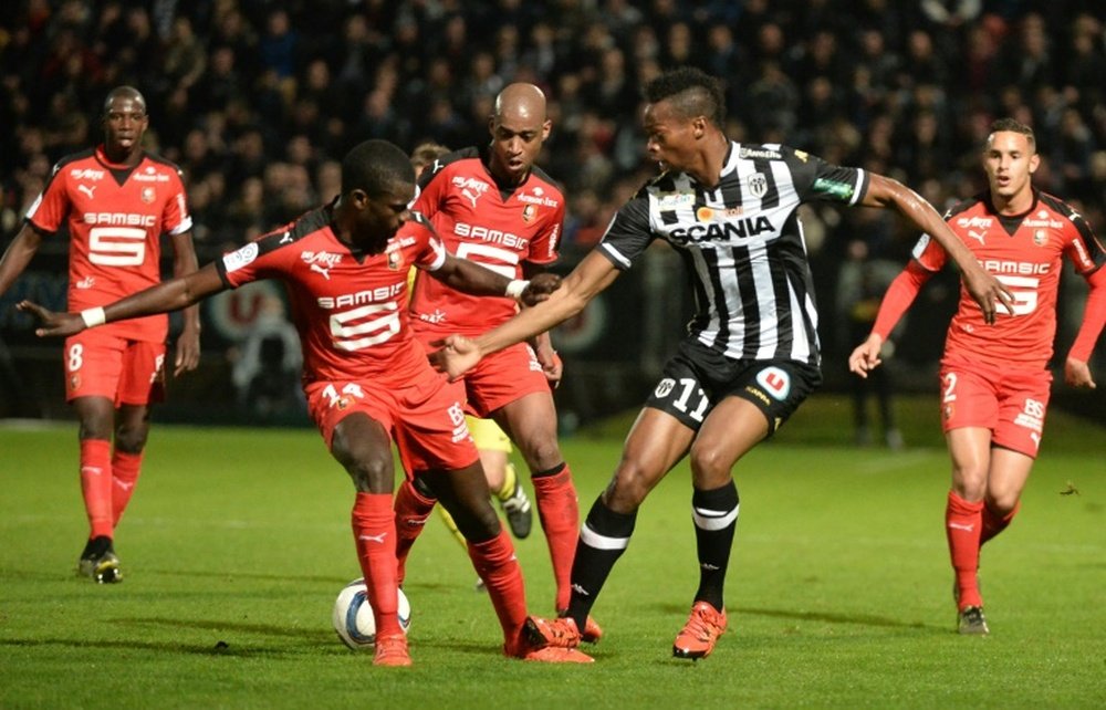 Angers forward Sliman Sissoko (R) vies with Rennes defender Fallou Diagne (L) and midfielder Gelson Fernandes (C) during the French L1 football match on November 6, 2015 at the Jean Bouin stadium, in Angers, western France