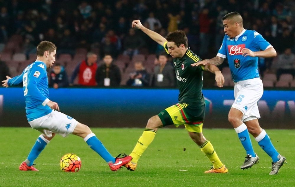 AC Milans midfielder Giacomo Bonaventura (C) fights for the ball with Napolis midfielders Allan (R) and Jorginho during the Italian Serie A football match on February 22, 2016 at the San Paolo stadium in Naples