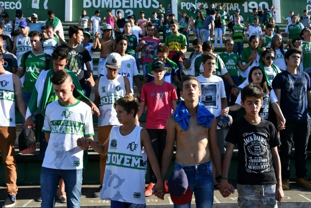 People pay tribute to the players of Brazilian team Chapecoense Real who were killed in a plane accident in the Colombian mountains, at the clubs Arena Conda stadium in Chapeco, in the southern Brazilian state of Santa Catarina, on November 29, 2016