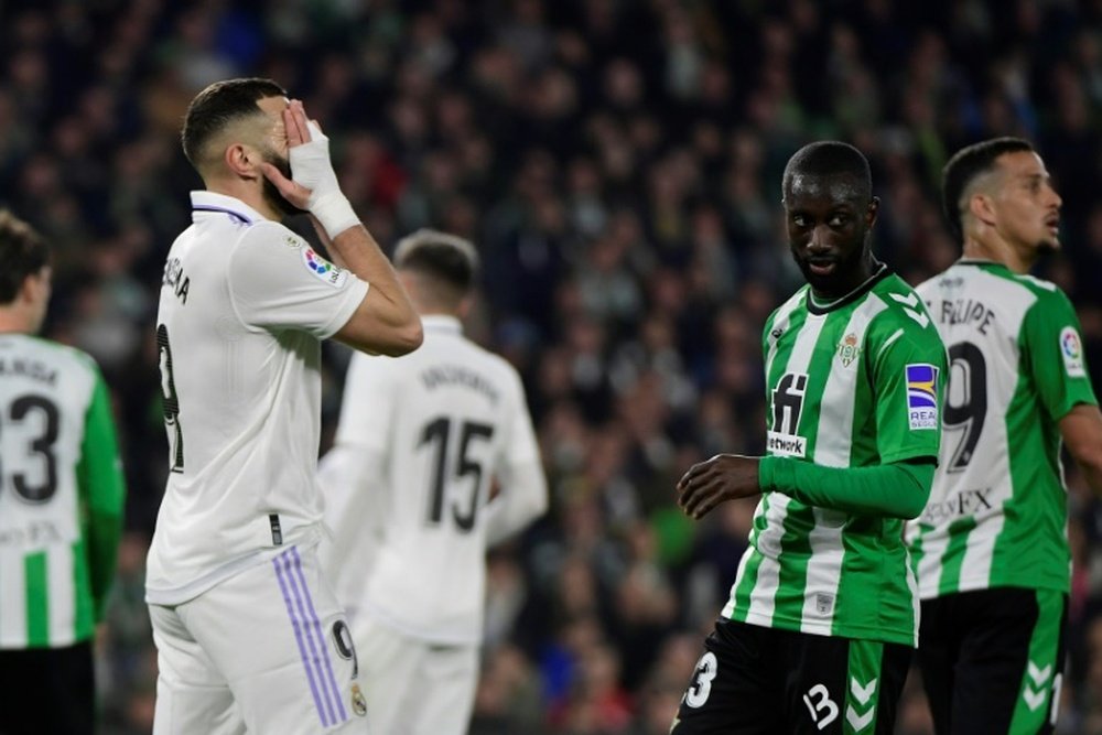 Benzema lamenta una ocasión fallada ante sabaly durante el Real Betis - Real Madrid de este domingo en el Benito Villamarín.-