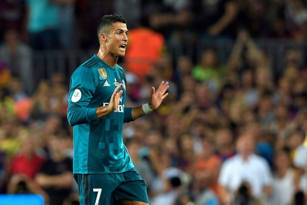 Cristiano Ronaldo vio la roja y se enzarzó con el árbitro en el Camp Nou. AFP