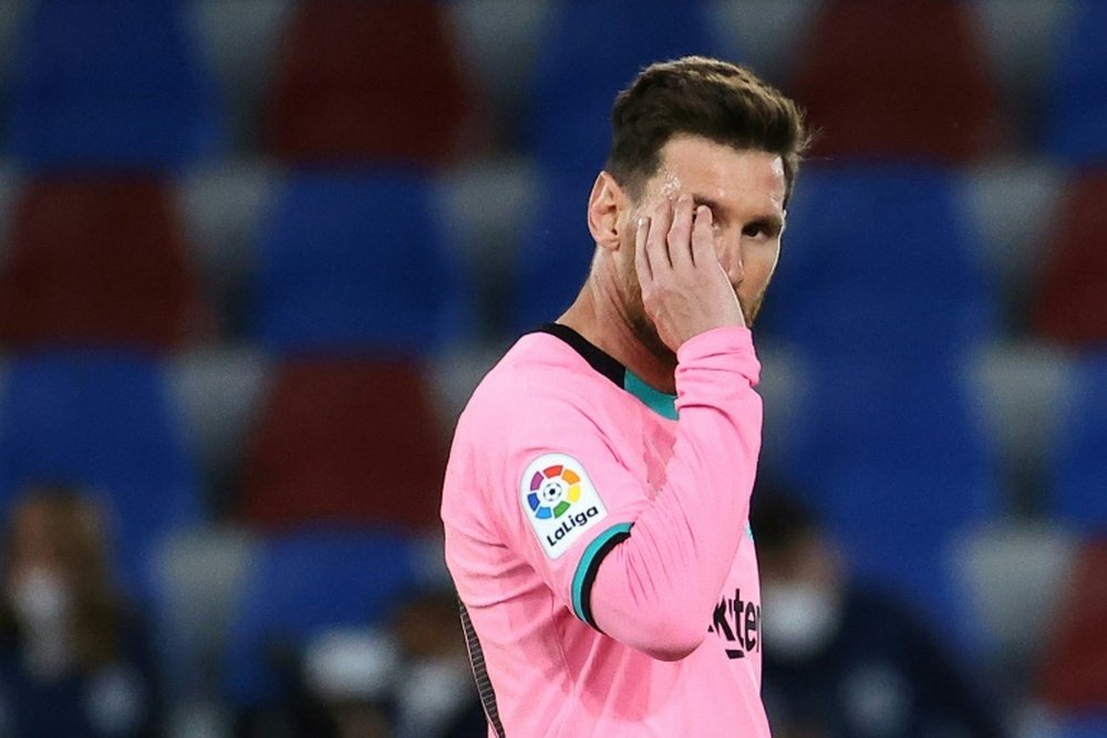 El Barça se despidió de la lucha por el título en el Ciutat de València. AFP