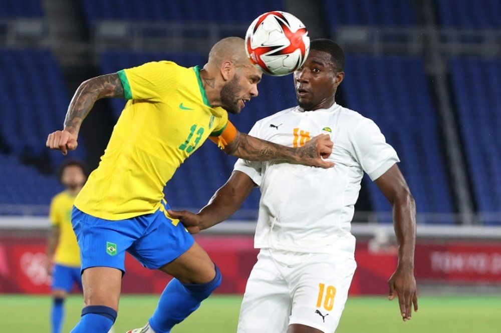 Dani Alves puso en duda la expulsión de Douglas Luiz. AFP