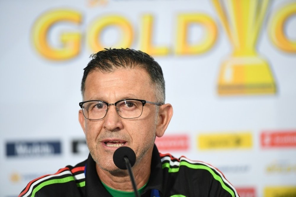 El seleccionador mexicano deberá cumplir seis partidos de sanción por la FIFA. AFP/Archivo