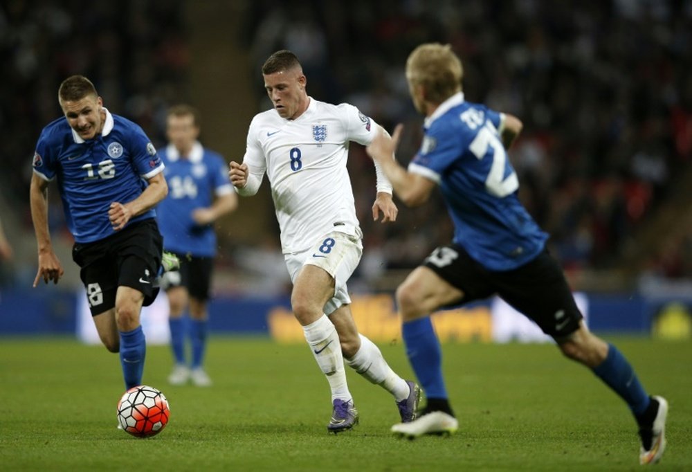 Englands Ross Barkley (C) powers through Estonian defence during their Euro 2016 qualifying group E match between, at Wembley Stadium in north London, on October 9, 2015