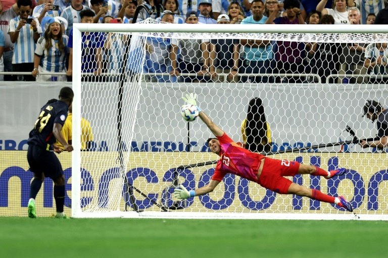 En los penaltis, 'Dibu' es Messi para Argentina: 24 tiros y solo 12 goles