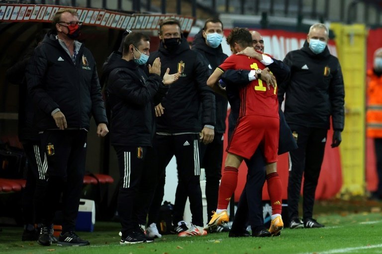 El abrazo de Mertens a Bob Martínez, mucho más que una celebración