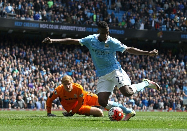 Kelechi Iheanacho logró dos goles en la segunda parte en la goleada del City ante el Stoke. AFP