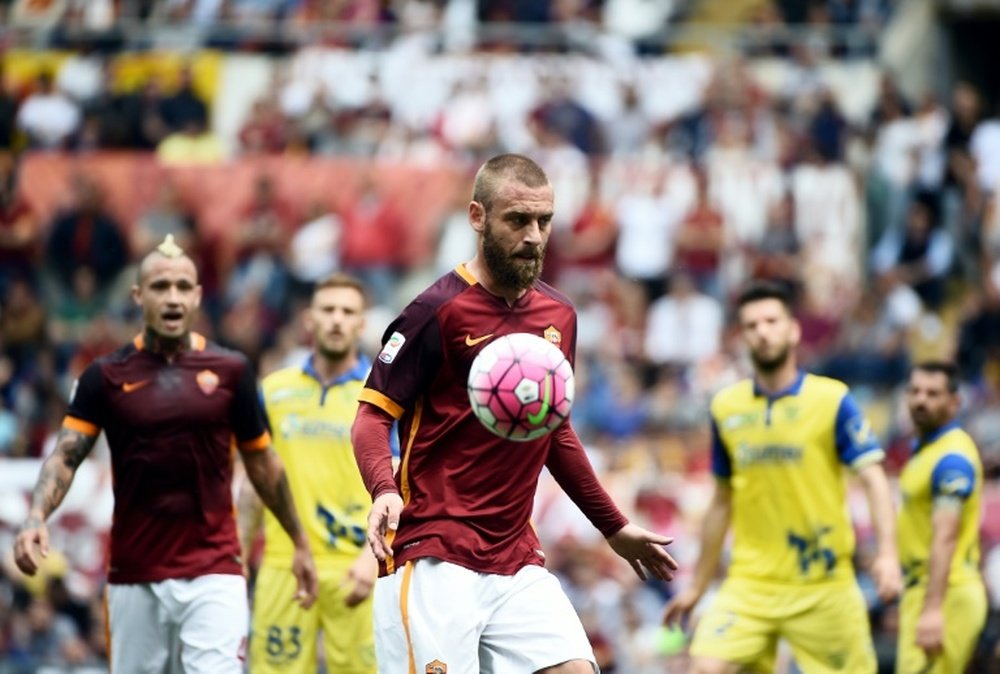 Daniele De Rossi (C) was given the all clear and included in Italy coach Antonio Contes 23-man squad for Euro 2016