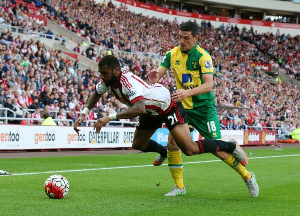 Norwich Citys Scottish midfielder Graham Dorrans (R) tackles Sunderlands French midfielder Yann MVila during the English Premier League football match at the Stadium of Light in Sunderland, north east England on August 15, 2015