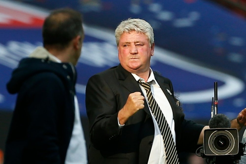 Steve Bruce (R) has so far guided Aston Villa to two draws and a win. AFP